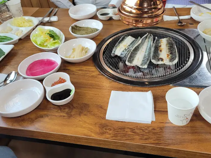 식탁 위에 차려진 장어 구이와 다양한 밑반찬