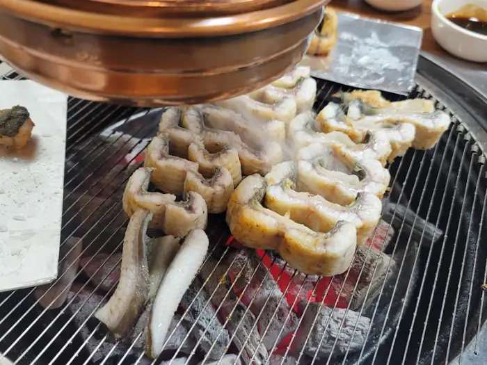 초벌구이 되어 숯불 위에서 구워지는 장어
