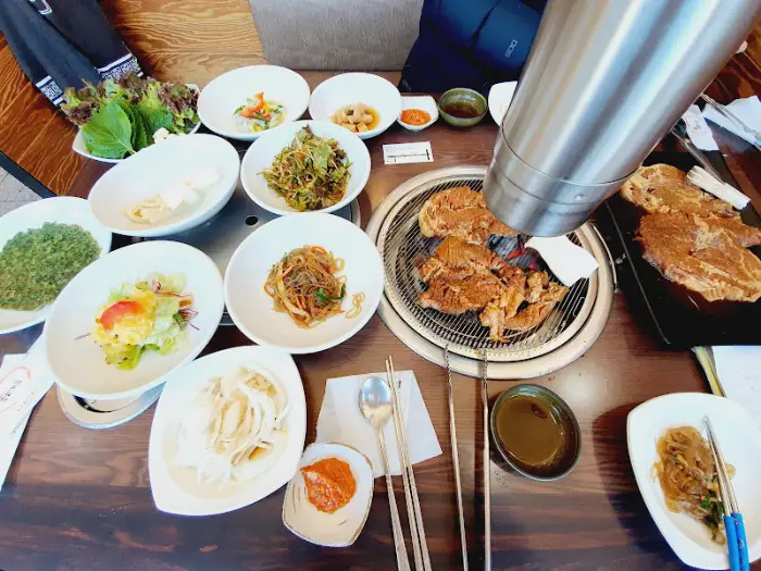 다양한 밑반찬과 고기