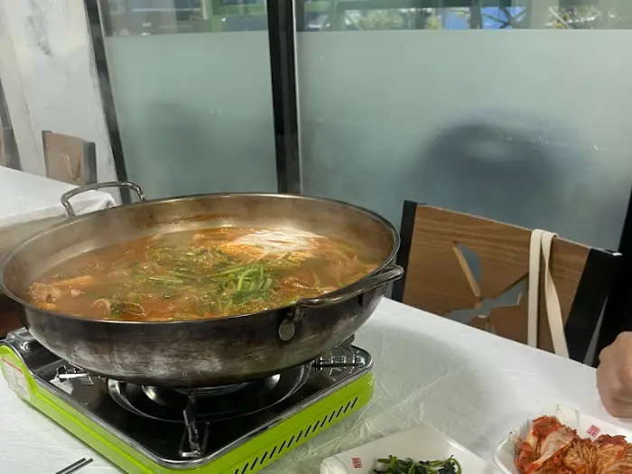 테이블 위 매운탕 냄비