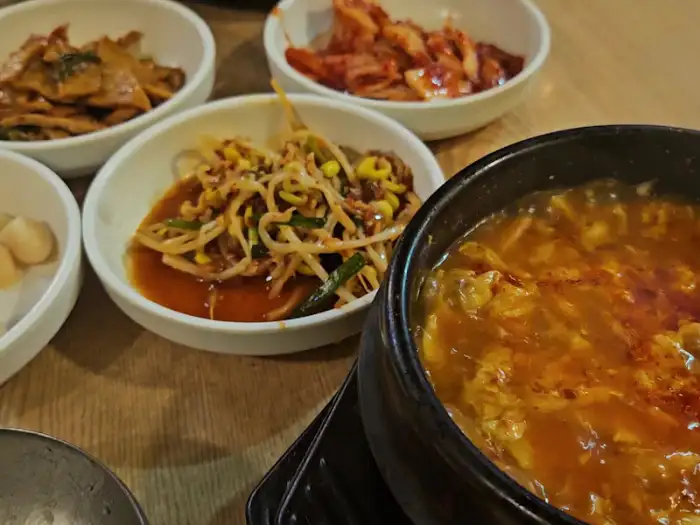 다양한 밑반찬과 국물 요리가 조화롭게 차려진 모습