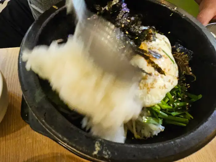 김이 모락모락 나는 돌솥 비빔밥