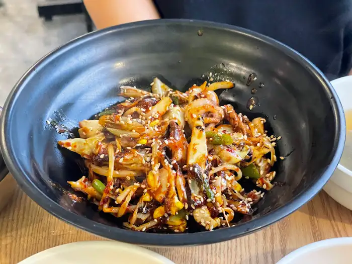 다양한 재료가 어우러진 비빔밥