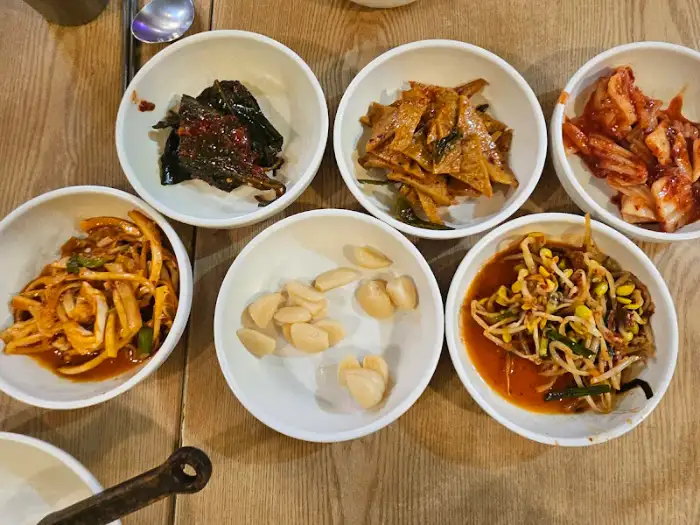 테이블 가득 차려진 정갈한 밑반찬