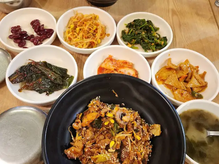 푸짐하게 차려진 한상차림