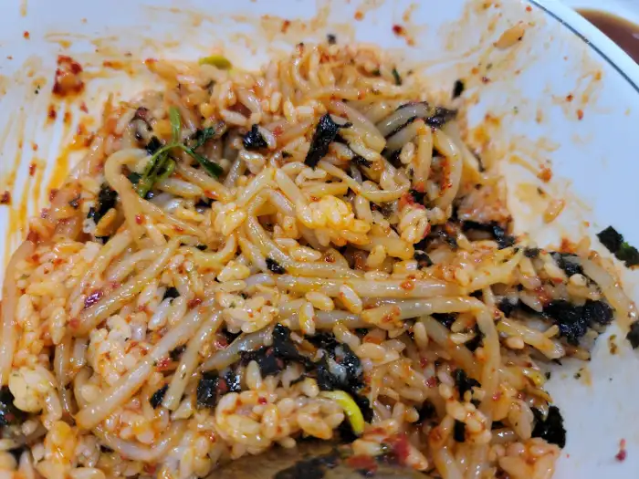 비빔 그릇에 덜어 비벼먹는 찜 양념과 콩나물