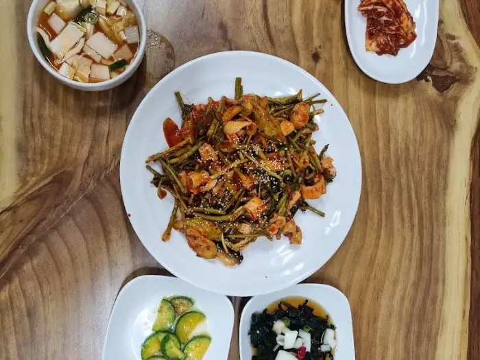 테이블 위에 차려진 찜 요리와 반찬들