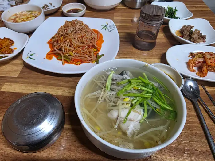 복어 지리탕과 곁들임 음식