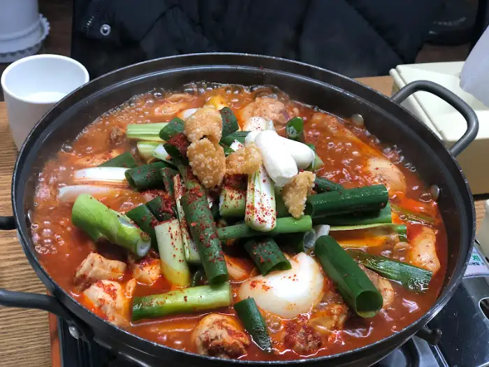 닭볶음탕 속 큼직한 닭고기와 채소