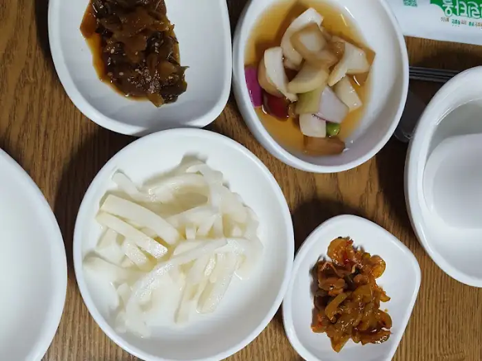 다양한 종류의 정갈한 밑반찬