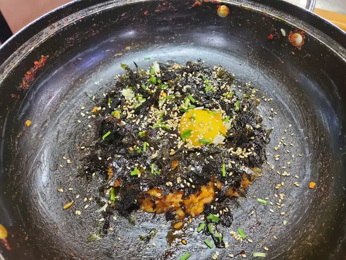 김가루와 참깨로 마무리된 볶음밥