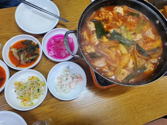 끓고 있는 닭볶음탕과 곁들여 나오는 밑반찬