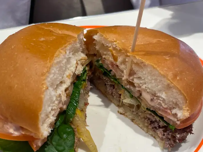 매장 내부 및 버거 단면 모습