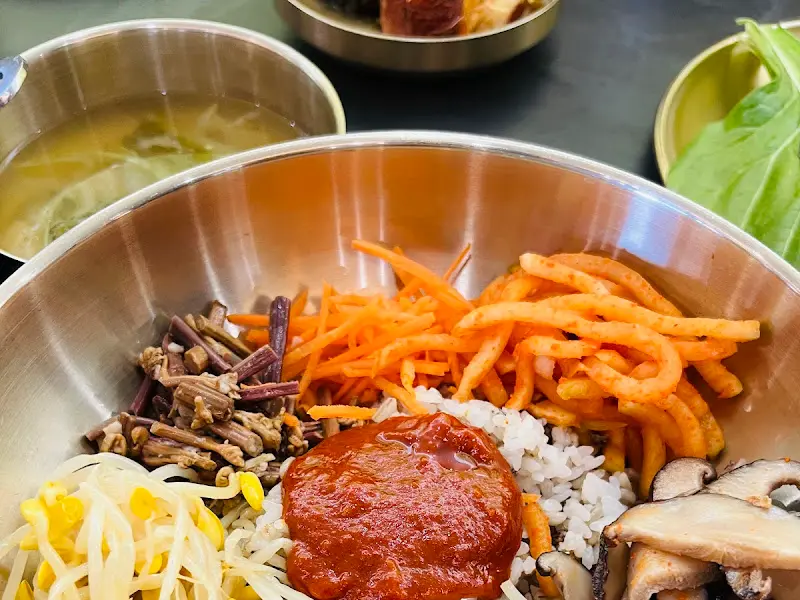 나물 가득 보리 비빔밥