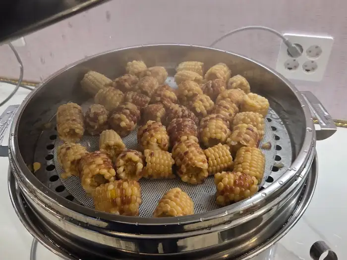 김이 모락모락 나는 찐 옥수수