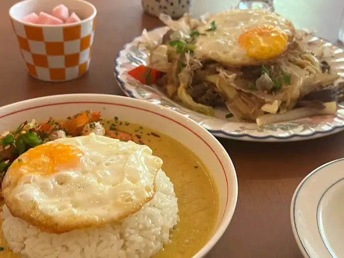 두 가지 메뉴와 반찬이 차려진 테이블 모습