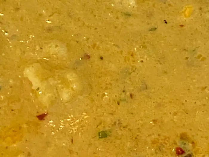 카레 소스의 질감과 재료가 보이는 클로즈업 사진