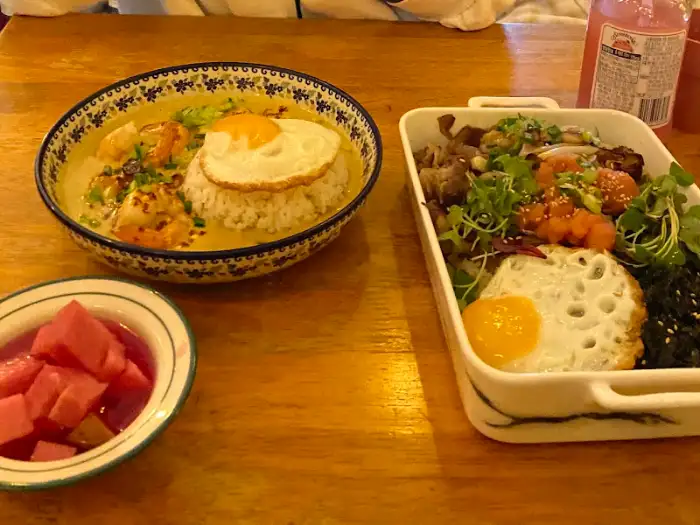 두 가지 메뉴와 밥, 반찬이 담긴 식탁