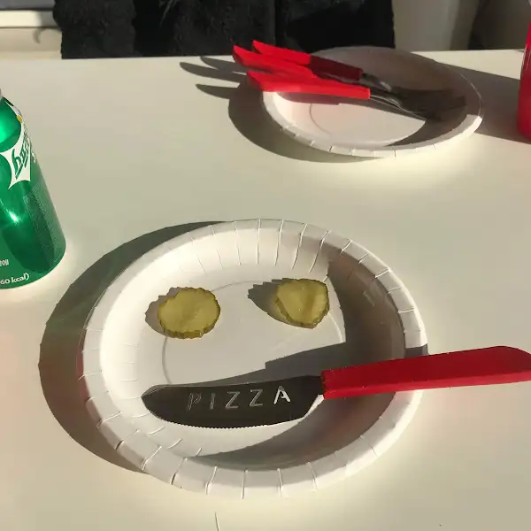 식탁 위에 놓인 식기류와 음료수 병