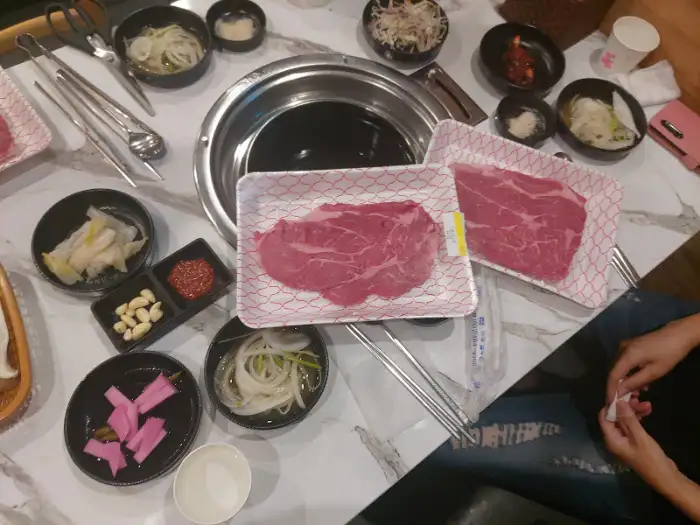 다양한 밑반찬과 함께 준비된 테이블