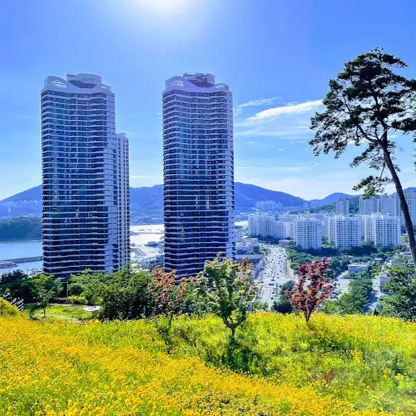 활기찬 도심 속 풍경