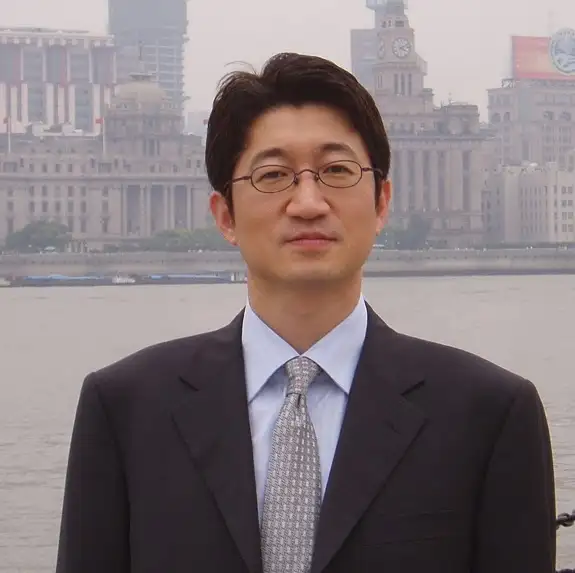 정장 차림의 남성