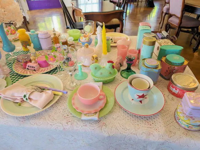 다양한 찻잔과 소품 진열