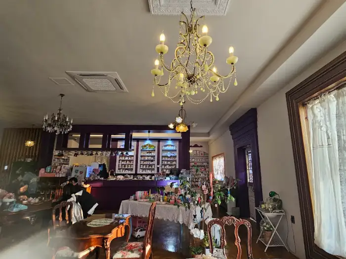 샹들리에와 내부 모습