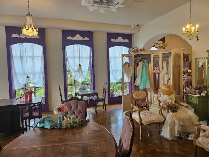 창가 자리와 빈티지 가구