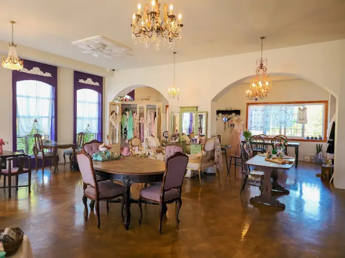 넓은 내부 공간과 테이블