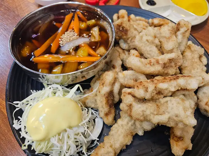 탕수육과 소스, 샐러드