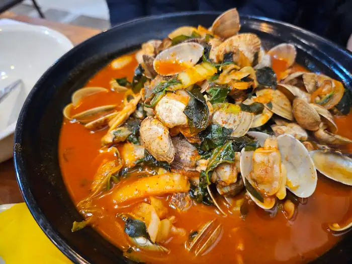 음식이 담긴 뚝배기