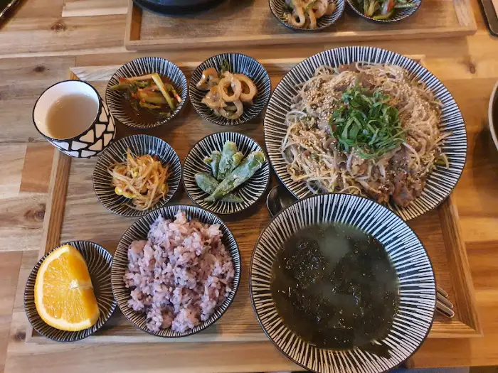 [상호명] 우삼겹 된장찌개 한상차림 (부분)