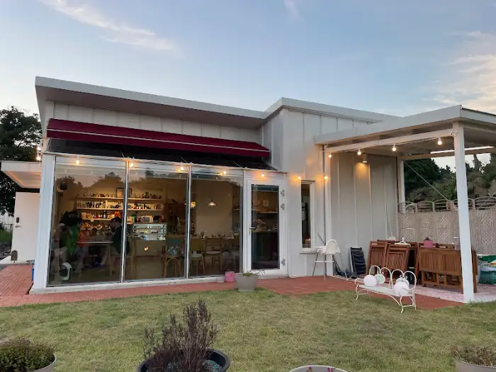 아름다운 푸른색 패턴의 접시 위에 담긴 파스타