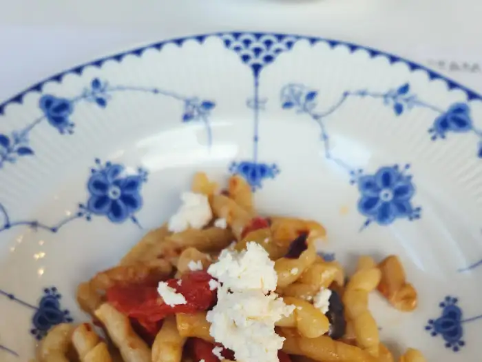 토마토 소스와 치즈가 곁들여진 파스타