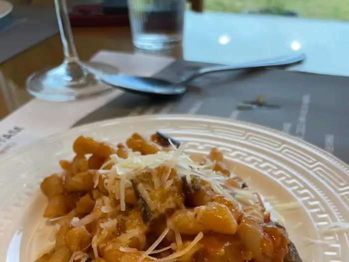 치즈와 채소가 어우러진 파스타