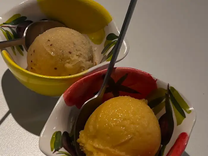 두 개의 아이스크림 볼이 담긴 예쁜 그릇