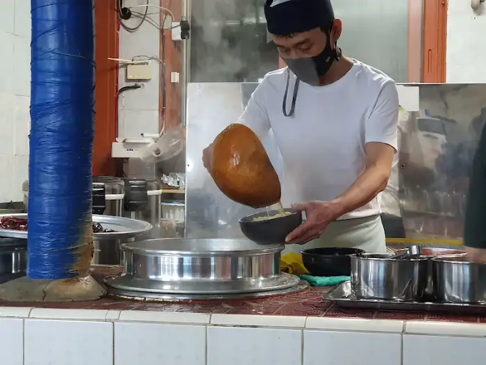 주방에서 콩나물국밥을 준비하는 모습