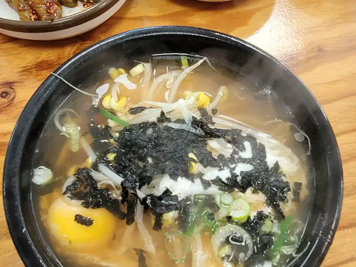 콩나물국밥 위에 얹어진 계란 노른자