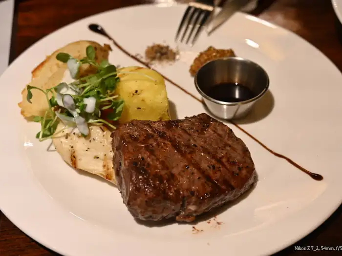 잘 구워진 채끝 스테이크와 곁들임