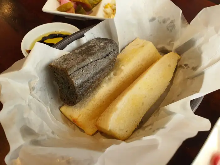 다양한 종류의 빵이 담긴 바구니