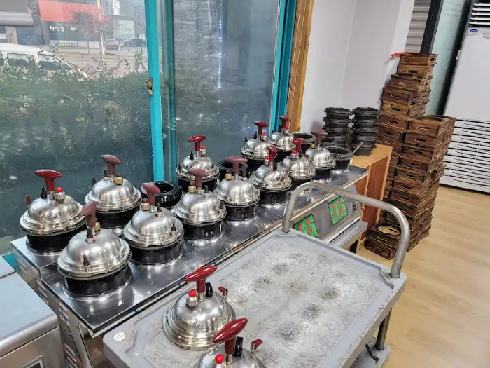주방 쪽 솥 진열 모습