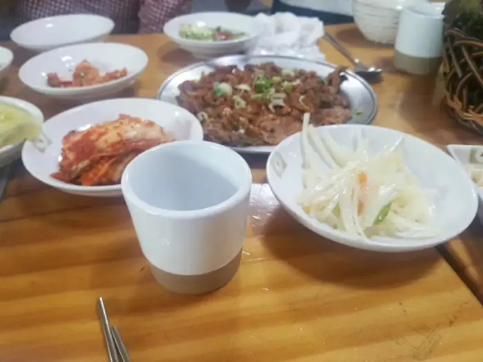 밑반찬 세팅 모습