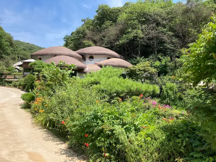 건물 주변을 둘러싼 푸른 나무와 꽃들