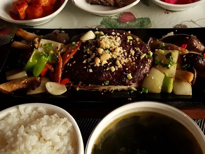 푸짐하게 담긴 밥과 국, 그리고 먹음직스러운 메인 요리