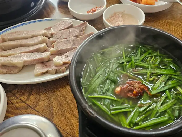 수육백반의 수육