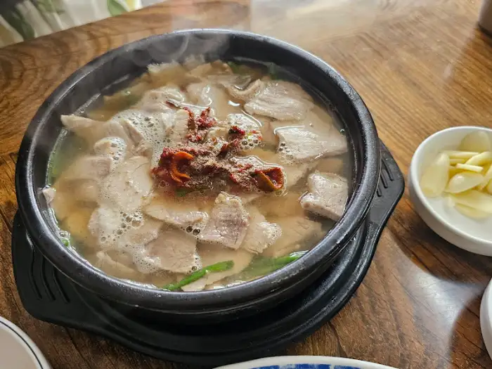 푸짐한 돼지국밥