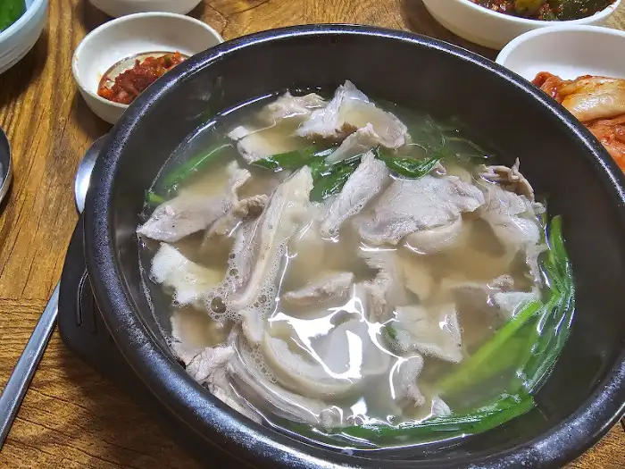 맑고 깔끔한 돼지국밥 국물