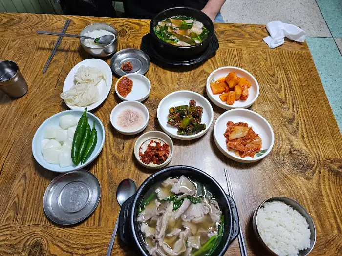 푸짐하게 차려진 한상차림