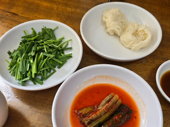 추어탕에 넣을 부추와 국수